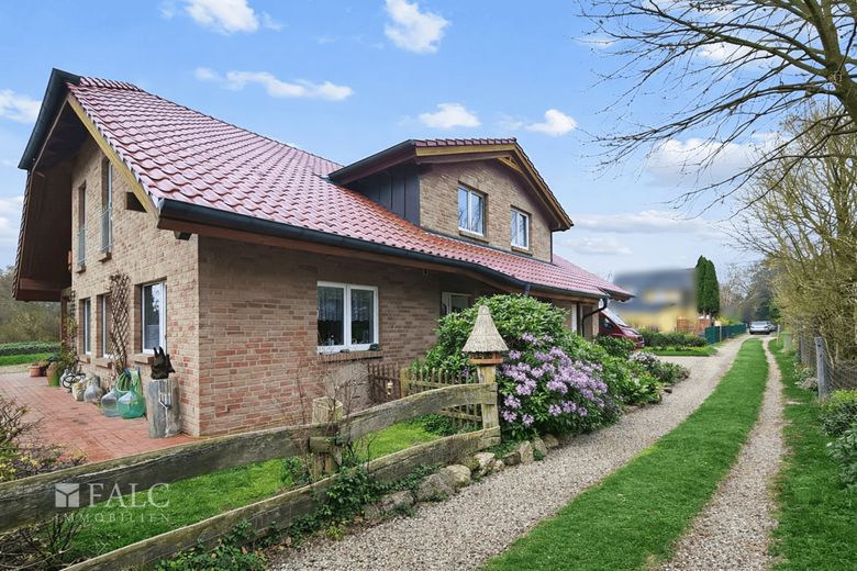 Exklusives Anwesen mit Innenpool, Galerie und unverbaubarem Naturpanorama – Hausansicht Straßenseite