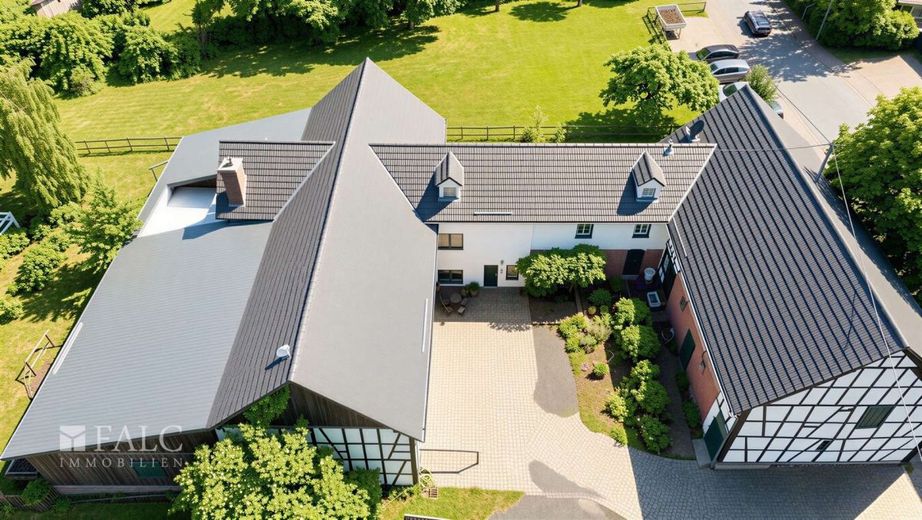 Ein Ort, der mehr ist als nur eine Immobilie - Exklusives Reitanwesen mit historischem Charme – Draufsicht Hof