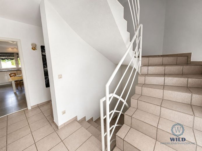Ein Zuhause mit Zukunft - wertbewusst renoviert, nachhaltig gedacht, in Püttlingen gelegen. – Treppenhaus