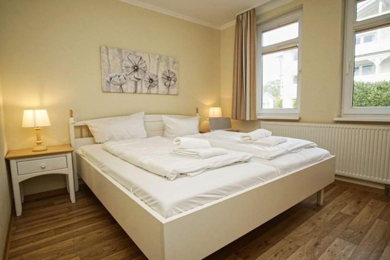 Beim Frühstückskaffee schon den Meerblick genießen – 3-Zimmer-Wohnung in allerbester Lage – Hauptschlafzimmer bei Tag