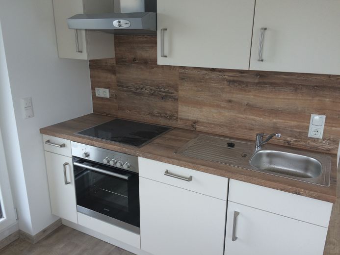 Lichtdurchflutete und neu gebaute 2-Zimmer Wohnung mit Terrasse und EBK, ohne Courtage - Nr. 15 – Wohnen / Essen / Kochen 4