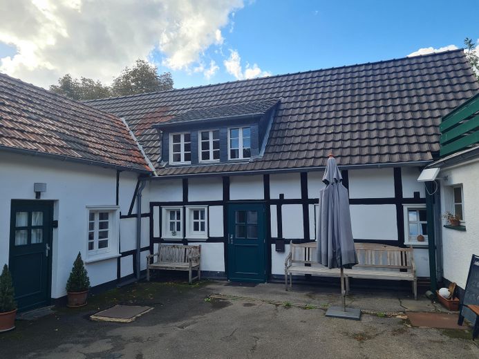 Historisches Fachwerk-Ensemble (Haupthaus + Nebengebäude + 2 Garagen) – Innenhof Ansicht Nebengebäude