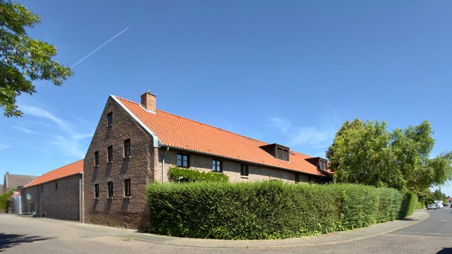 Stilvolles Dachgeschoss-Apartment in historischer Hofanlage von
Köln-Zündorf – Blick auf die Hofanlage