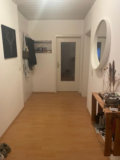 großzügige 3 Zimmer Wohnung mit Balkon – Flur