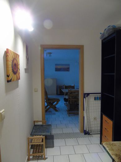 Appartamento seminterrato modernizzato in posizione tranquilla con terrazza, giardino e posto auto – Blick Gang ins große Zimmer