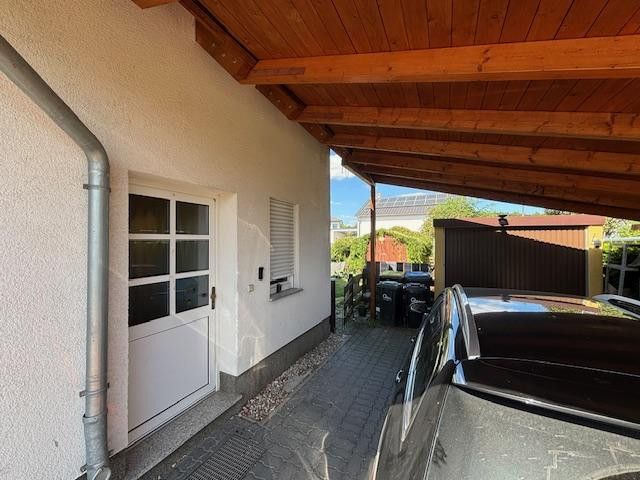 Carport mit Blick zur Garage