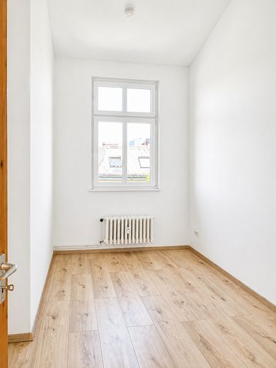 Helle 3-Zimmer-Altbauwohnung mit Einbauküche & Dachterrasse – nur 100 m zur U-/S-Bahn Neukölln – Schlafzimmer-2