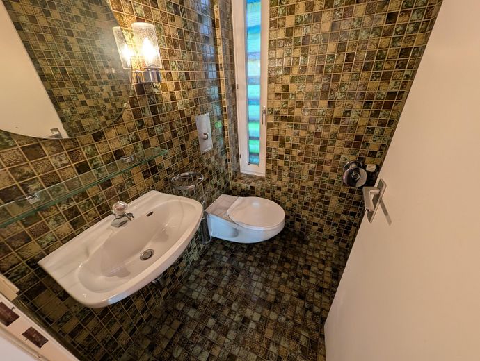 Bungalow de arquitecto con piscina cubierta en Limburgerhof – Gäste-WC