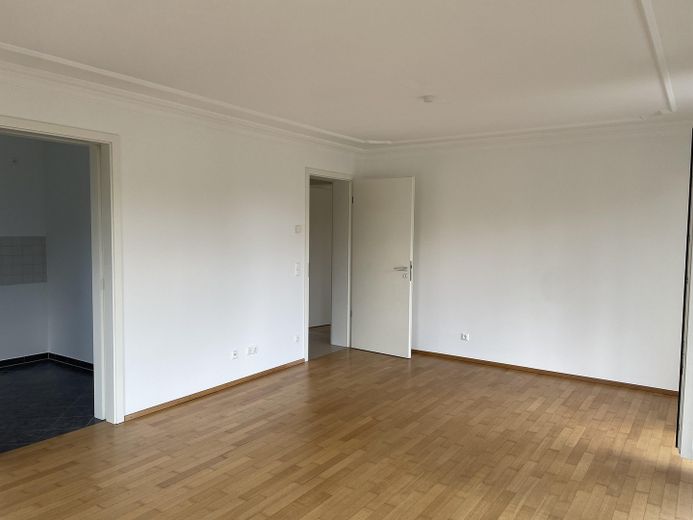 Wohnzimmer u. Zugang zur Küche