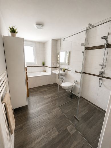 Modern 122 m² ground-floor apartment suitable for people with mobility impairments, with 250m² garden in Ludwigshafen-Melm – Bad