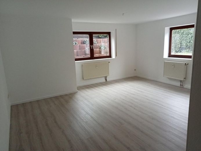 Helle 2-Zimmer-Souterrainwohnung – für Singles & Paare oder als Kapitalanlage – frei ab 01.12.2026 – Wohnzimmer