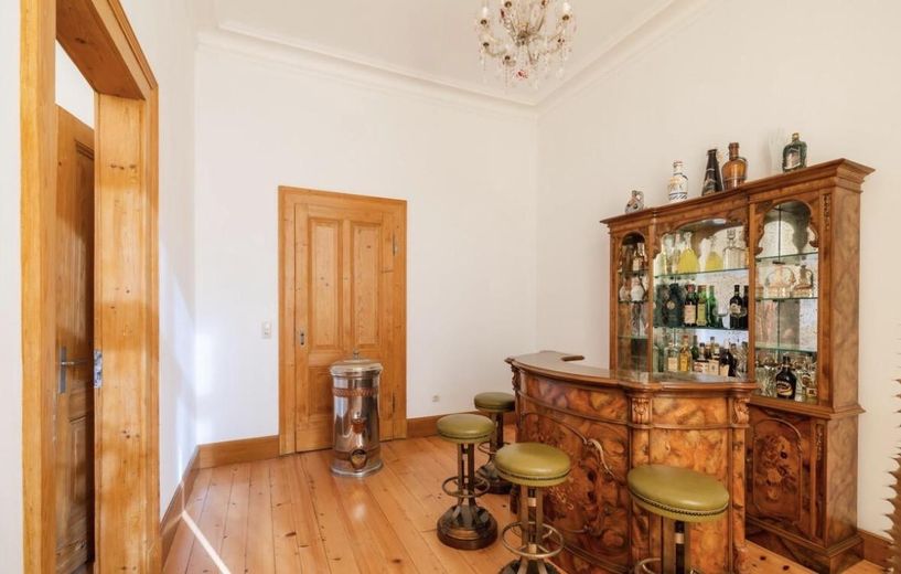 Villa histórica con vistas al Rin, edificio anexo y garaje – Bar / Wohnzimmer
