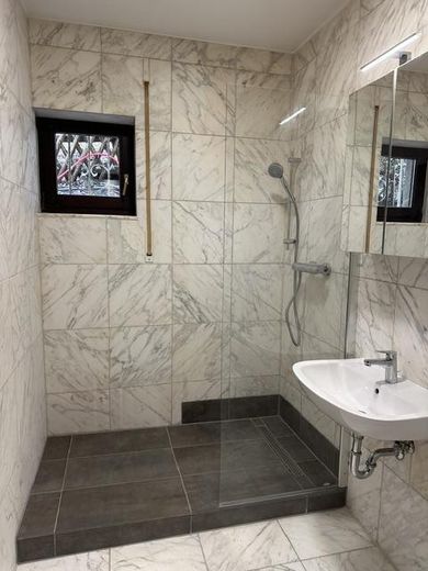 Bad mit Walk-in Dusche u neuen