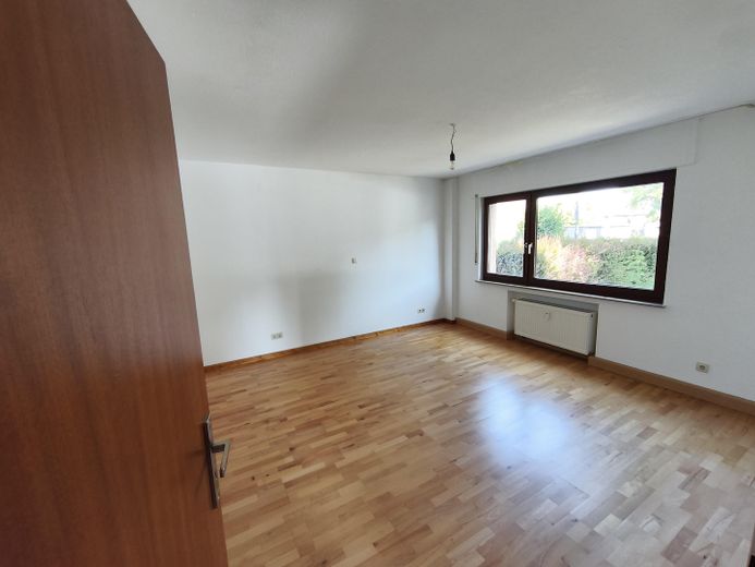 Großzügige Erdgeschoss Wohnung mit Garten und Garage – Schlafzimmer (vom Flur aus)