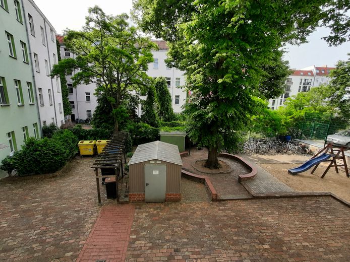 Helle 3-Zimmer-Altbauwohnung mit Einbauküche & Dachterrasse – nur 100 m zur U-/S-Bahn Neukölln – Hof