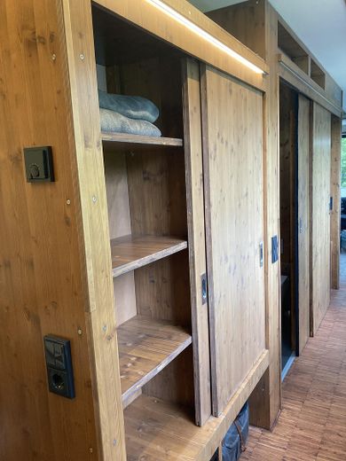 Kiralık arsa üzerinde kullanıma hazır, yüksek kaliteli konteyner Tiny House (ana ikametgâh olarak kullanılabilir) – EInbauschrank