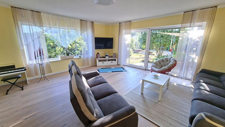 Two-family house – quiet and central with a garden paradise – EG Wohnzimmer mit Parkett