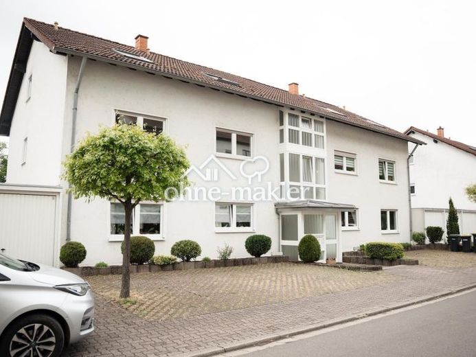 Frisch renovierte 3-Zimmer Wohnung mit Loggia ins Grüne, Einbauküche und Garage – Foto 1