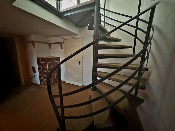 Wohnensemble aus zwei verbundenen Hausteilen – 244 m² Wohnfläche, Wintergarten & Sauna – Treppe Keller Hinterhaus