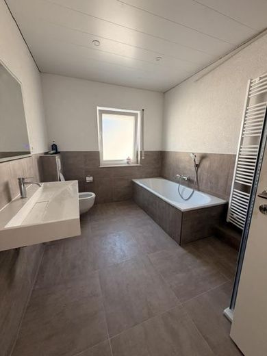 Lichtdurchflutete 4-Zimmer-Wohnung mit 126,5 m², Balkon in einem ruhigen 2-Parteienhaus – Foto 1