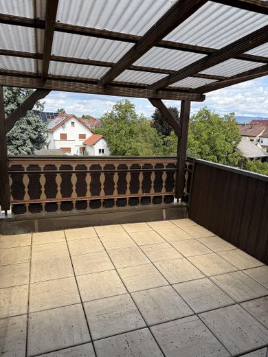 Prima occupazione dopo la ristrutturazione: luminoso appartamento di 2 locali con ampio balcone e cantina – Überdachter Balkon