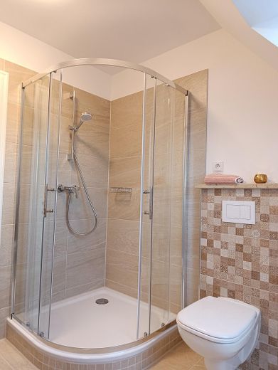 Dachgeschoß-Maisonette-Wohnung 44 qm am Tilsiter Platz in Kiel-Ellerbek – 1-Meter-Viertelkreisdusche