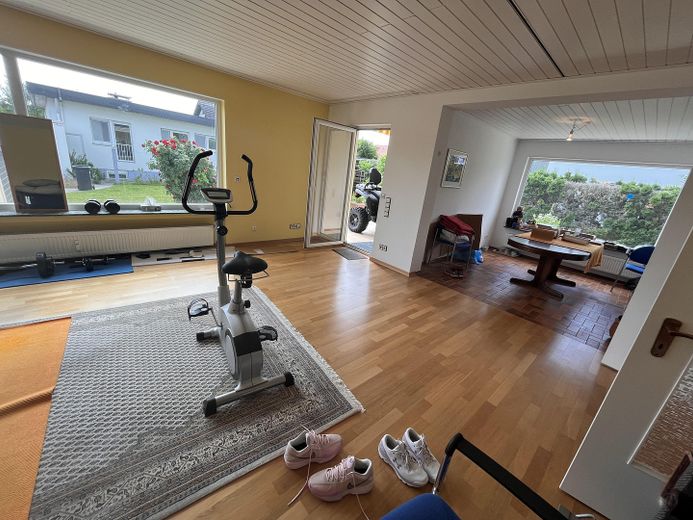Große 3,5-Zimmer-Wohnung mit Gartennutzung in Messel – Wohnzimmer mit Essbereich