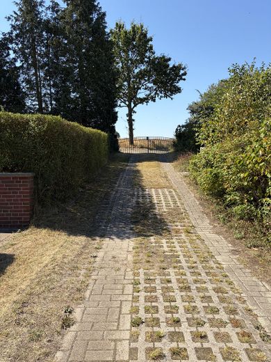 Komplett renoviertes Zweifamilienhaus 160 qm, in ruhiger Alleinlage mit großem Grundstück – Zufahrt