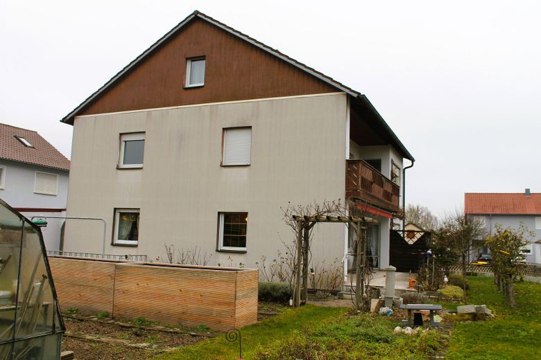Gepflegtes Zweifamilienwohnhaus in Wilburgstetten mit vielfältigen Nutzungsmöglichkeiten – Südansicht
