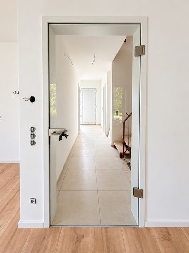Moderne Neubau-Doppelhaushälfte mit Garten & Studio in Bad Lippspringe – Foto 9