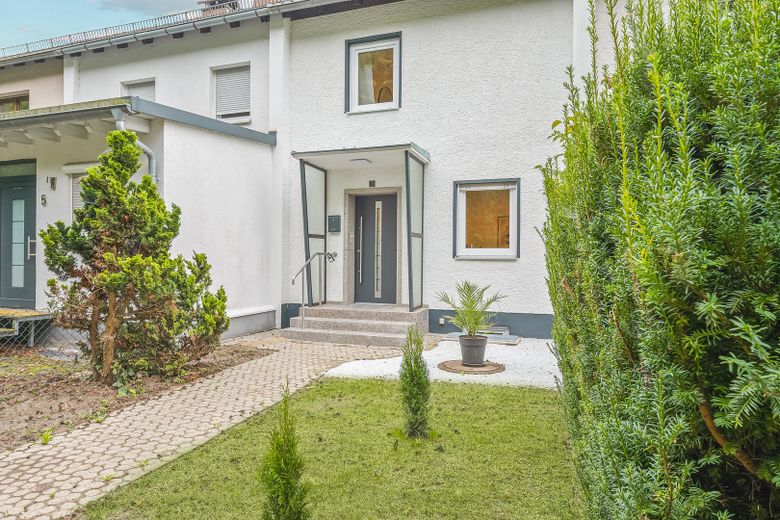 +++ Hemen Taşınmaya Hazır +++ Ulm-Böfingen’de Baştan Aşağı Yenilenmiş Sıra Ev – Haus