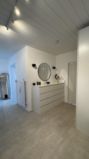 Appartement de 3 pièces à Maintal-Bischofsheim : balcon avec vue sur la skyline, cuisine équipée et garage – Photo 4