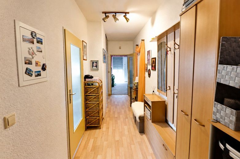 Modernisiertes Ein-/Zweifamilienhaus mit Fernwärmeanschluss in ruhiger Sackgassenlage – Flur OG