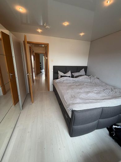 Ruhiges Wohnen ganz oben: Gepflegte 3-Zimmer-Wohnung mit Süd-West-Balkon & Tiefgarage – Photo 16