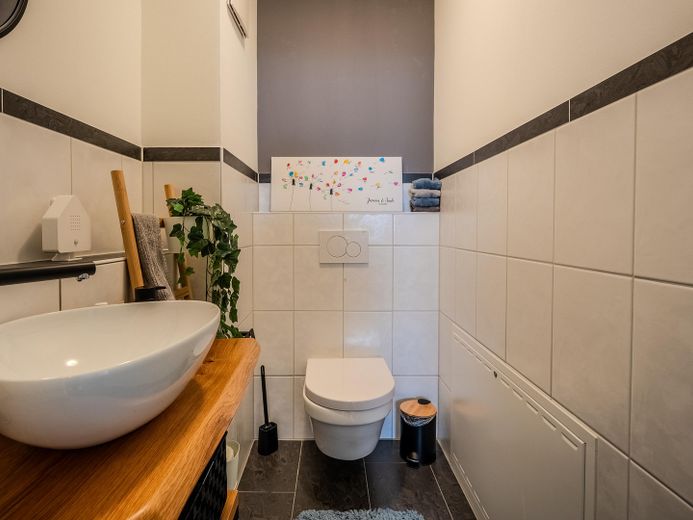 Mieszkanie na parterze z dużym ogrodem, słonecznym tarasem i dwoma miejscami parkingowymi w garażu podziemnym – Gäste-WC