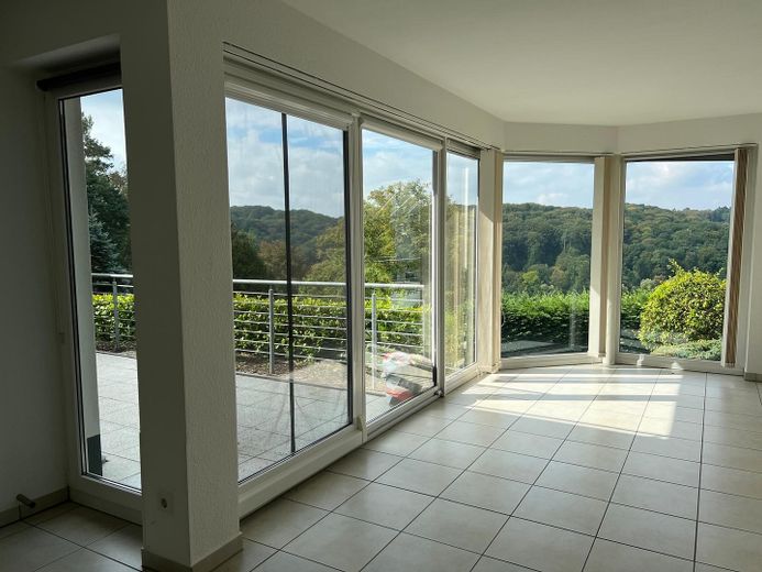 Esclusivo appartamento con terrazza, vista incantevole sul verde, ampie vetrate e garage – Foto 9