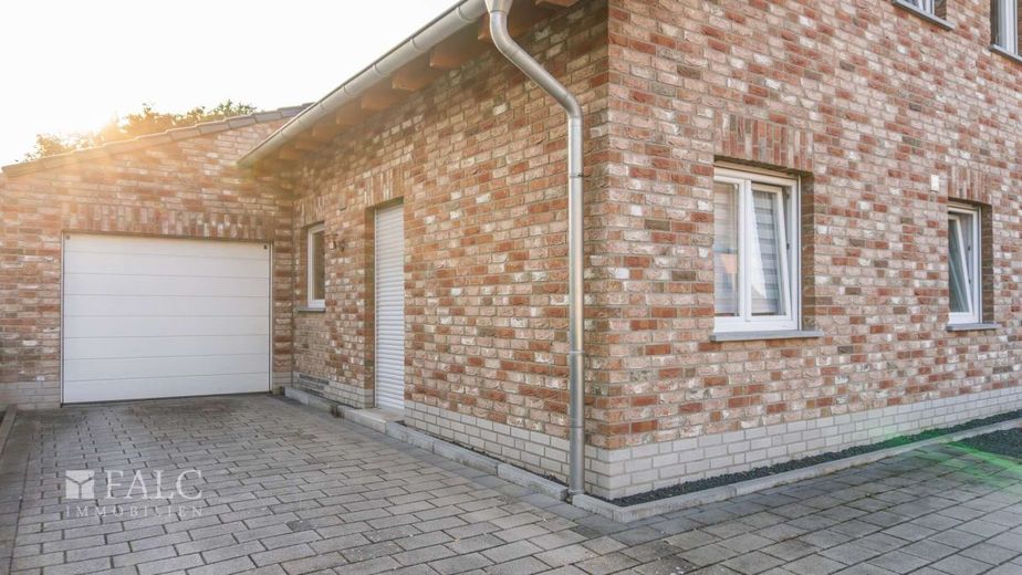 Charmantes Einfamilienhaus mit hochwertiger Küche! – Außenansicht Garage