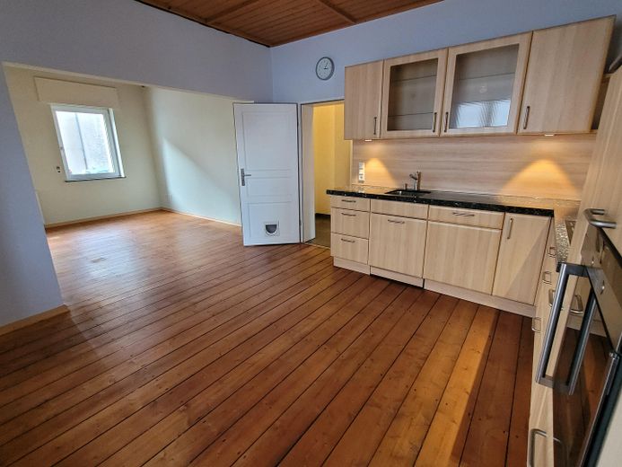 L(i)ebenswertes Haus, Grundstück mit Seele, vereinen zukunftsorientierte Technik mit Natur in Herten – Küche mit Blick zum Eßzimmer