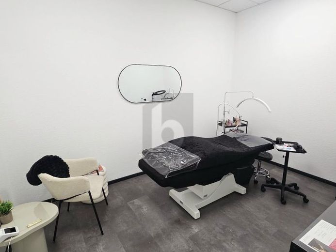 RÄUME ZUR UNTERMIETE IN FRISEUR & KOSMETIKSALON ! – Foto 1