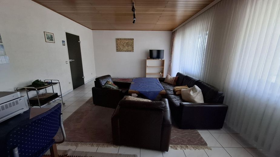 Maison bifamiliale avec jardin mature + 2 garages dans un bon emplacement, sans commission pour l’acheteur – Wohn-Essbereich OG
