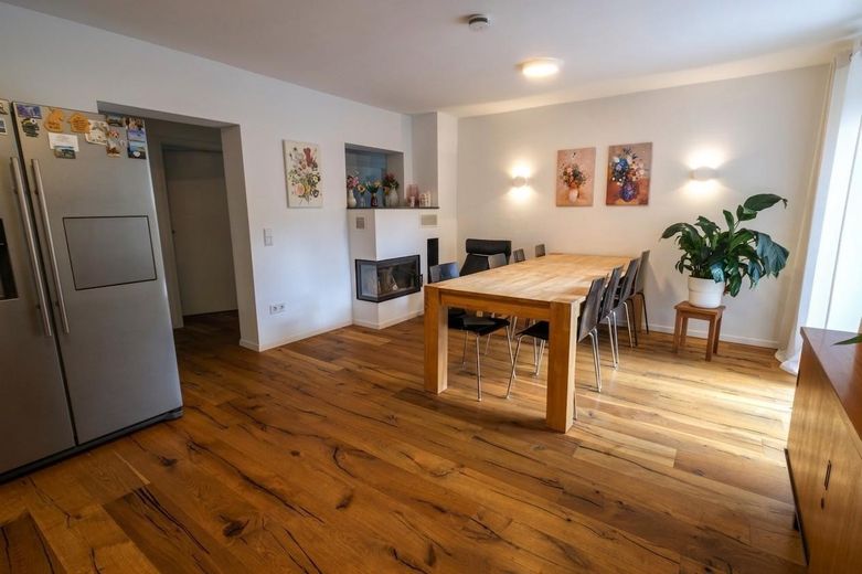 ‘‘Ruhig & grün: Helle 96m² Terrassen-Wohnung mit moderner Ausstattung und guter Anbindung‘‘ – Wohn-/Essbereich