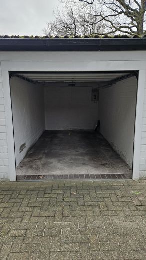 Neuwertiges Reihenmittelhaus, Fußbodenheizung, eigenem Garten & Garage – Garage - Innen