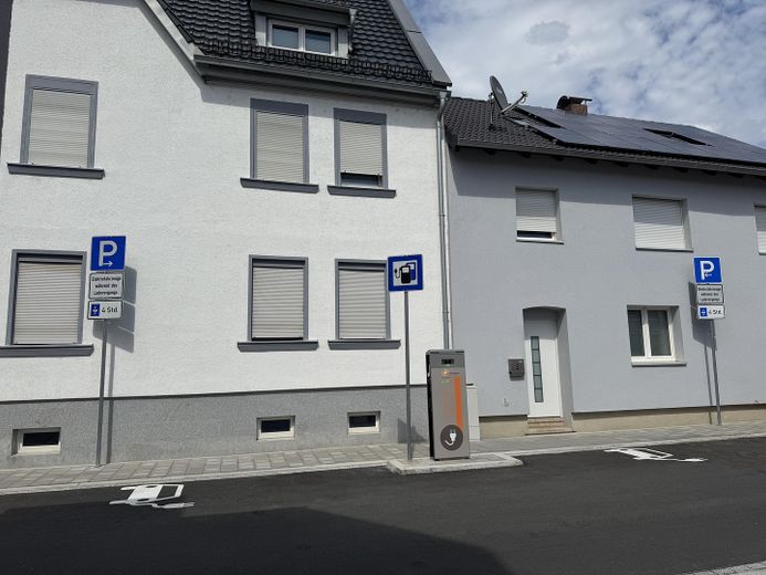 Moderne, vollmöblierte 1,5-Zimmer-Wohnung mit Stellplatz zu vermieten – ab sofort verfügbar – E-Ladesäulen an der Straße