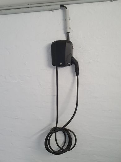 Appartamento molto luminoso, dalla disposizione moderna, con balcone (un tocco di Skywalk), garage incluso – Wallbox