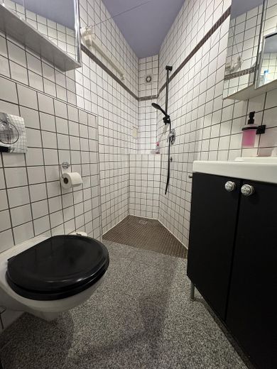Ruhige 2-Zimmer-Altbauwohnung mit neuer Terrasse und grünem Innenhof – Bad