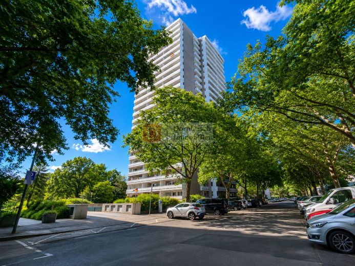 Top!! Vermietete 3-Zimmer-Wohnung mit 2 Balkonen und Tiefgaragenstellplatz – Hausansicht