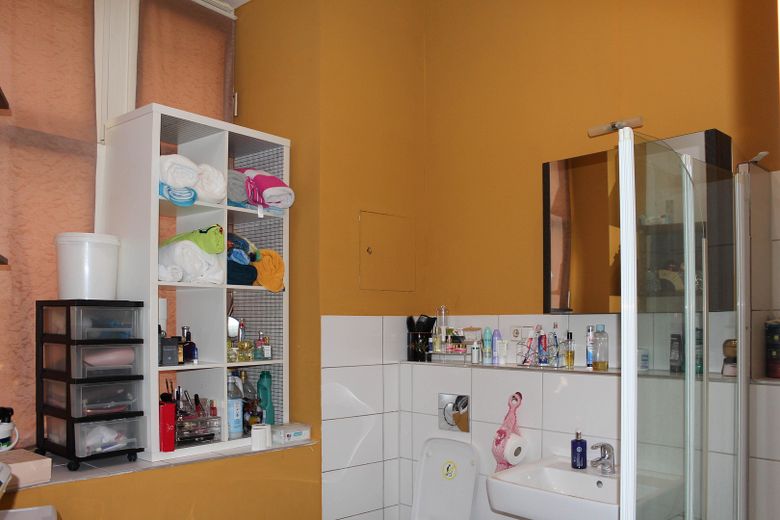 Bezugsfrei nach Vereinbarung: Geräumige Altbauwohnung mit großer Wohnküche – Bad mit Fenster