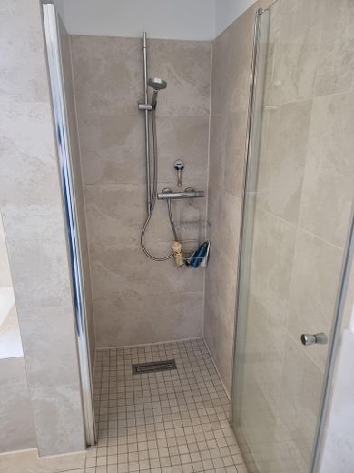Neuwertige, hochwertige 2-Zimmer-Wohnung mit EBK & TG-Stellplatz in Ffm-Riedberg – Bad