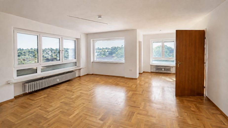 Wohnen mit Weitblick: Großzügige 5-Zimmer-Wohnung mit großem Balkon und Gartennutzung in Illingen – Foto 2