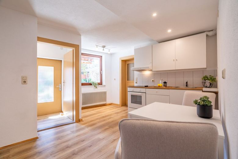 SANIERTES WOHN-ENSEMBLE IN BREISACH: 4 EINHEITEN MIT NEUEM NEBENGEBÄUDE &amp; PANORAMABLICK – Wohnung EG